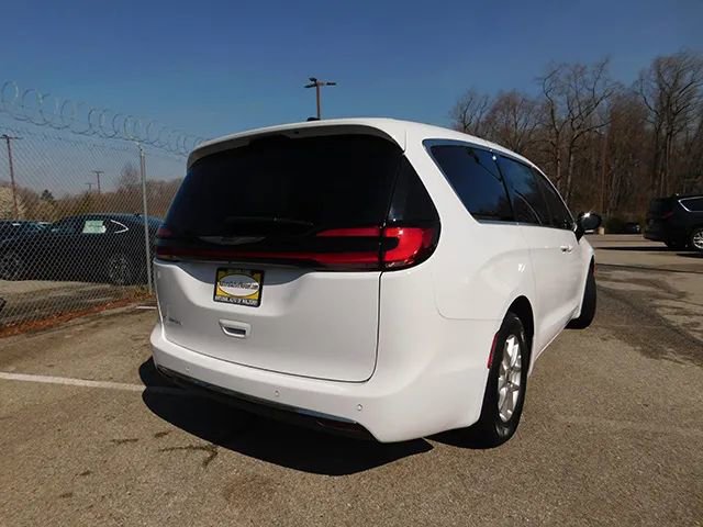 Used 2025 Chrysler Pacifica Select FWD image 5