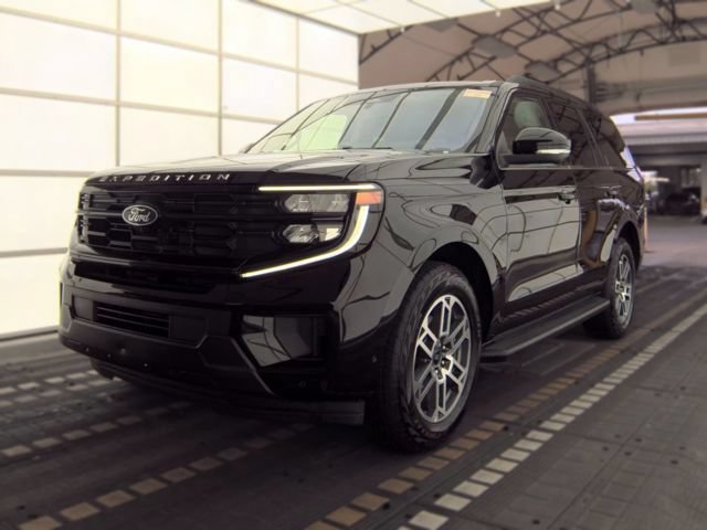 Used 2025 Ford Expedition Active AWD/4WD image 3
