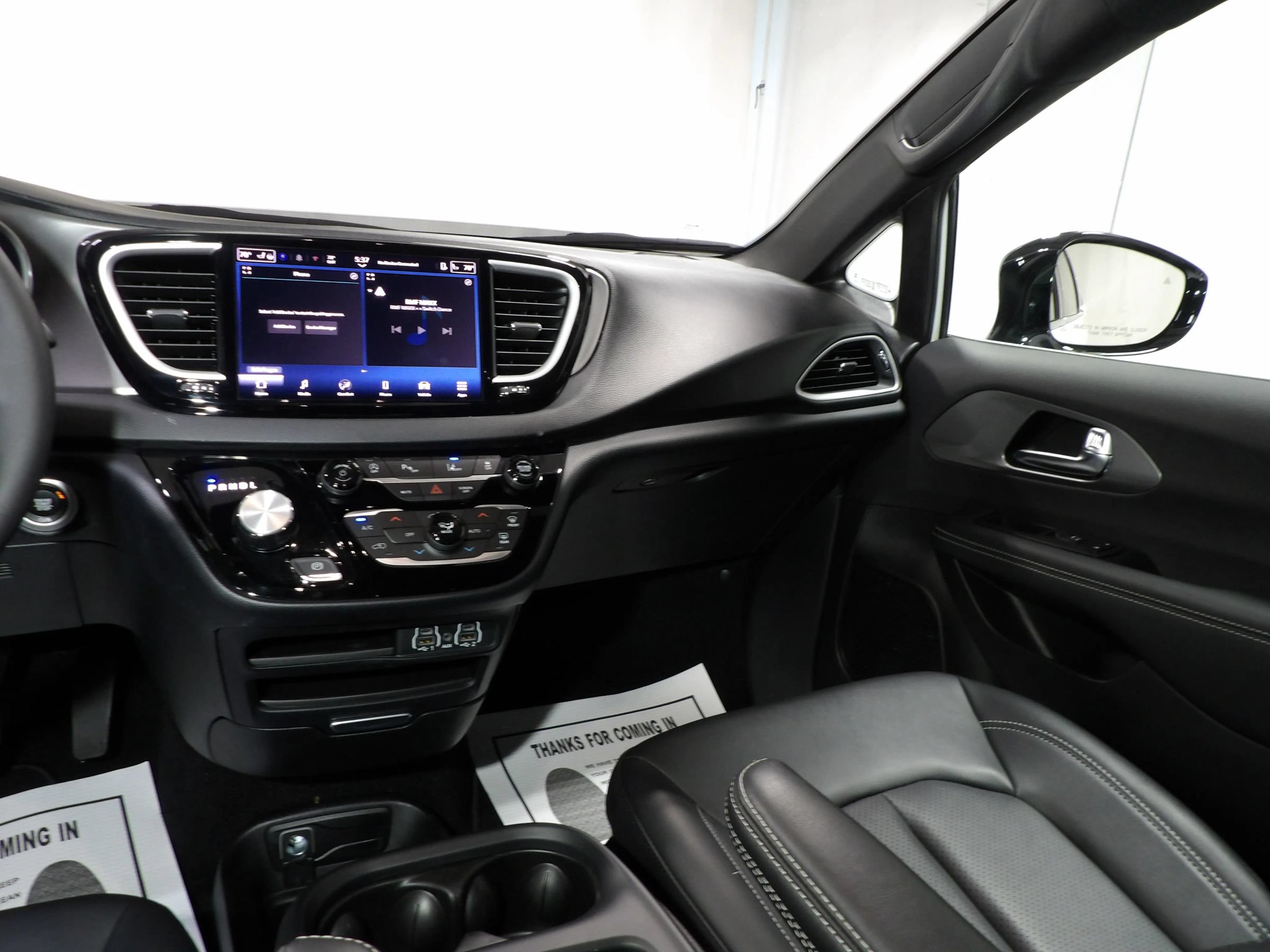 Used 2025 Chrysler Pacifica Select FWD image 17
