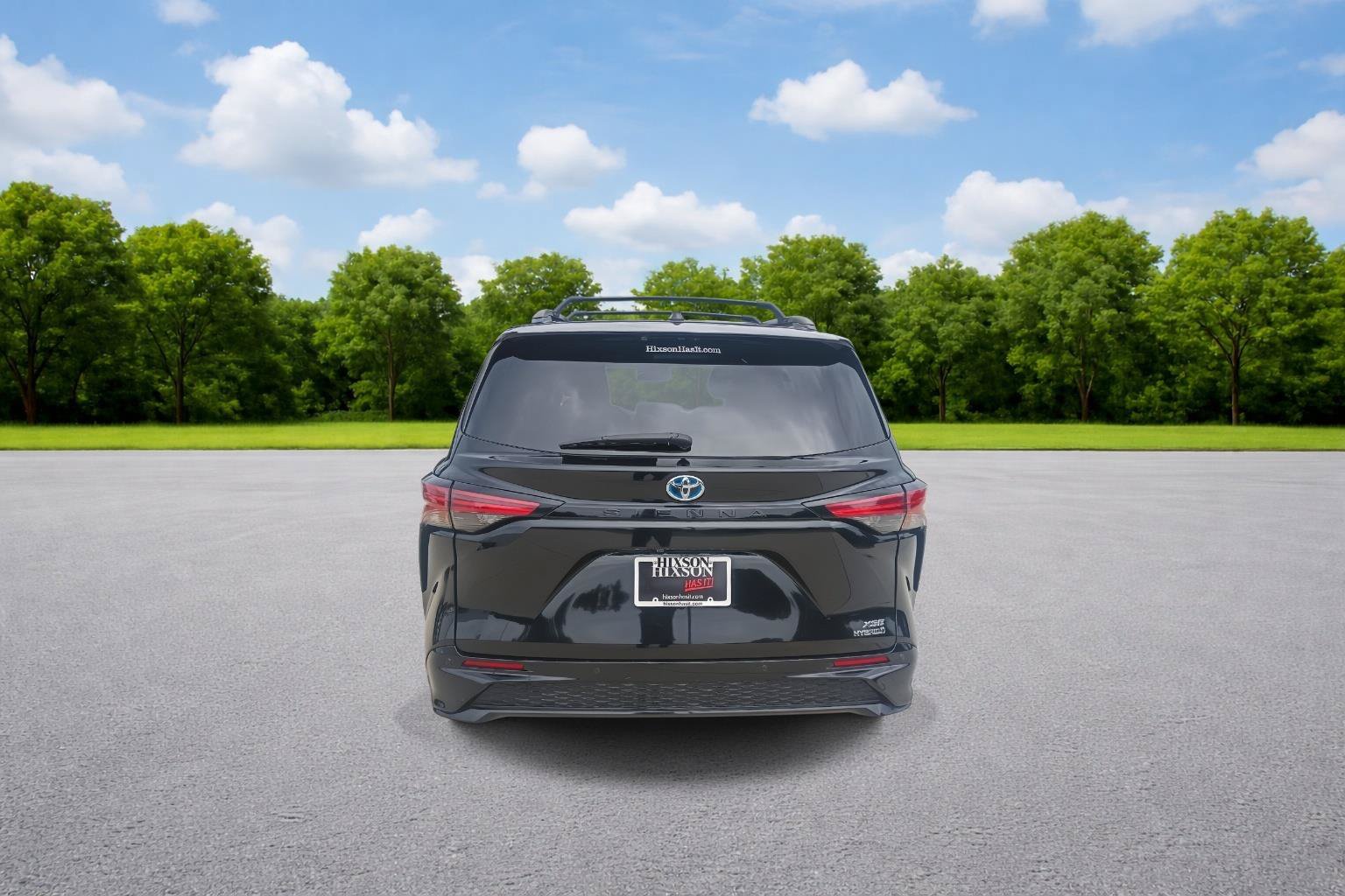 Used 2023 Toyota Sienna XSE FWD image 6