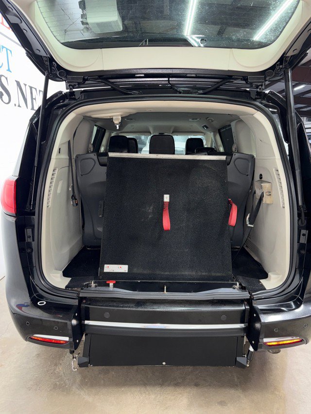 Used 2020 Chrysler Pacifica Touring-L FWD image 2