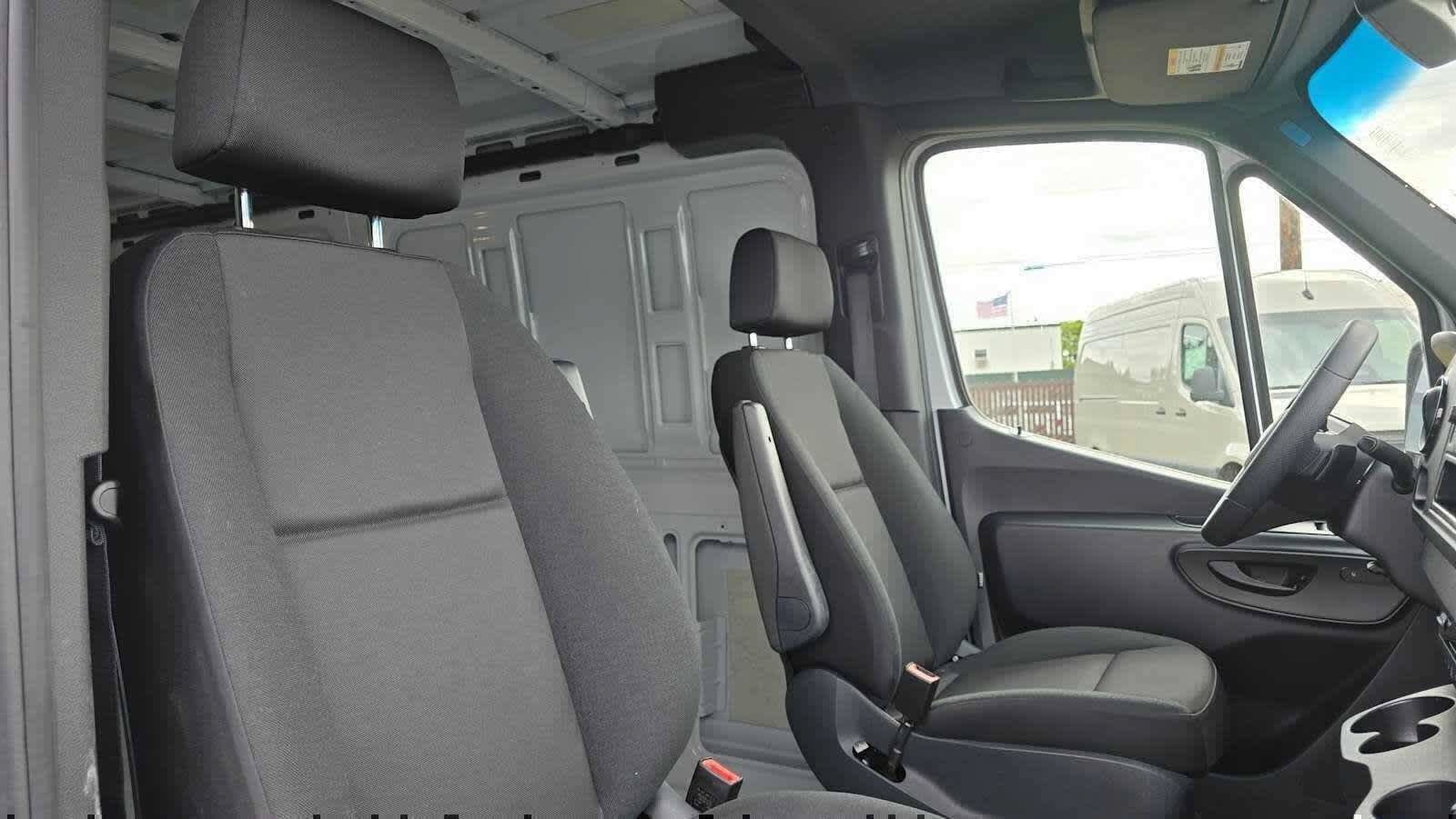 Used 2025 Mercedes-Benz Sprinter 2500 image 13