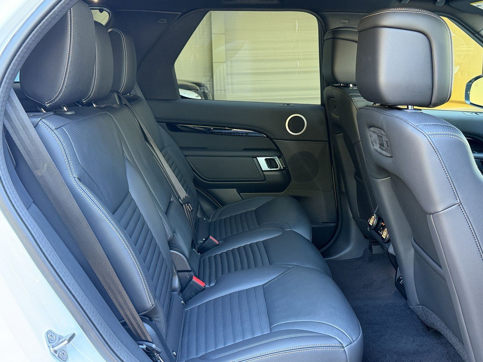 Certified 2025 Land Rover Discovery S AWD/4WD image 31