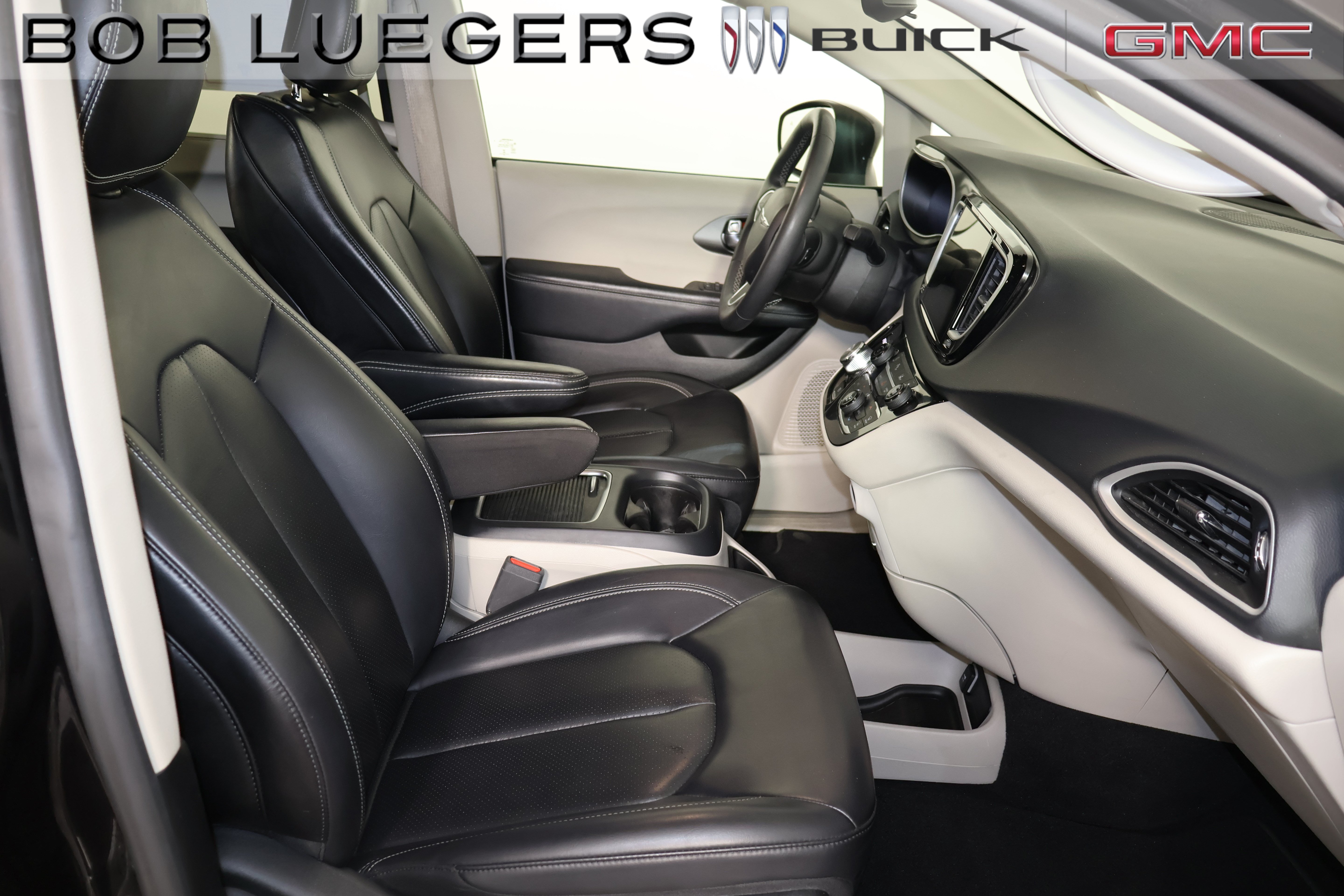 Used 2023 Chrysler Pacifica Touring-L FWD image 16