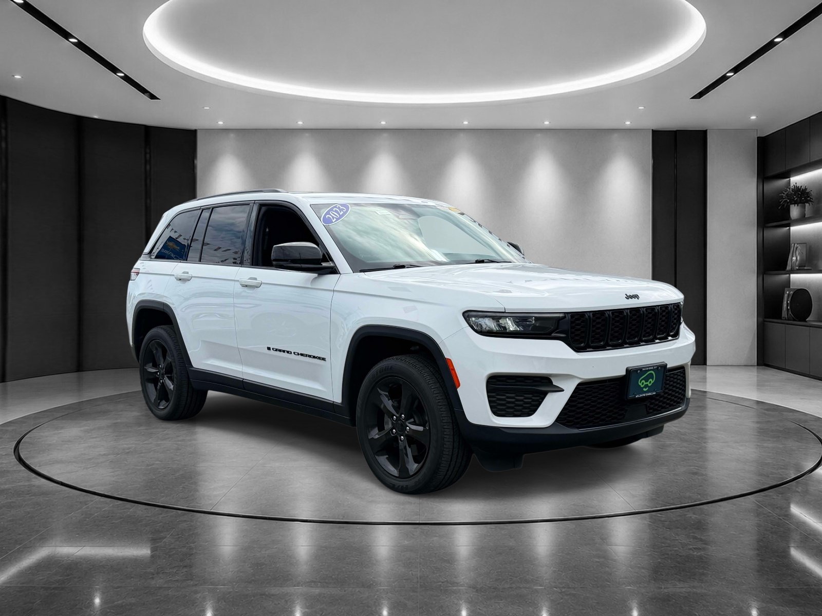 Used 2023 Jeep Grand Cherokee Altitude AWD/4WD image 2
