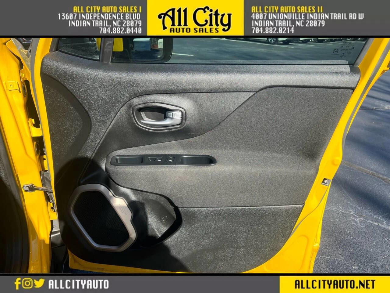 Used 2015 Jeep Renegade Latitude w/ Popular Equipment Group image 19