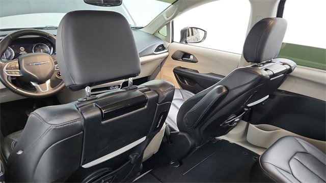 Used 2021 Chrysler Pacifica Touring-L w/ Uconnect Theater Family Group image 18