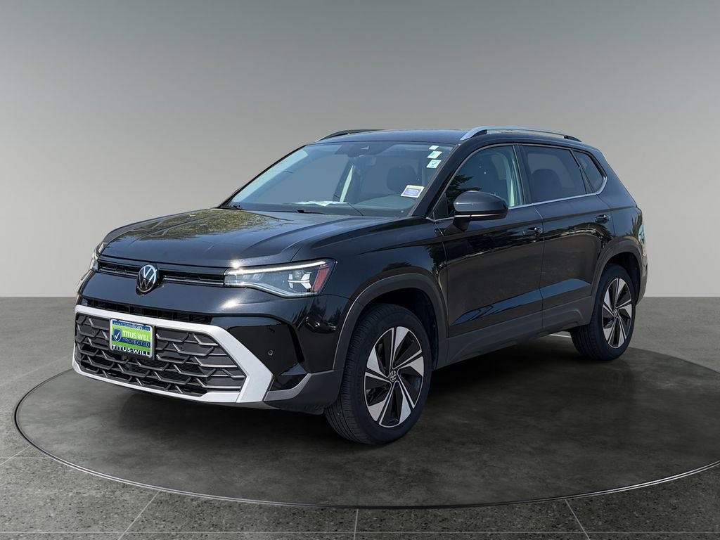 Used 2025 Volkswagen Taos SE AWD/4WD image 3