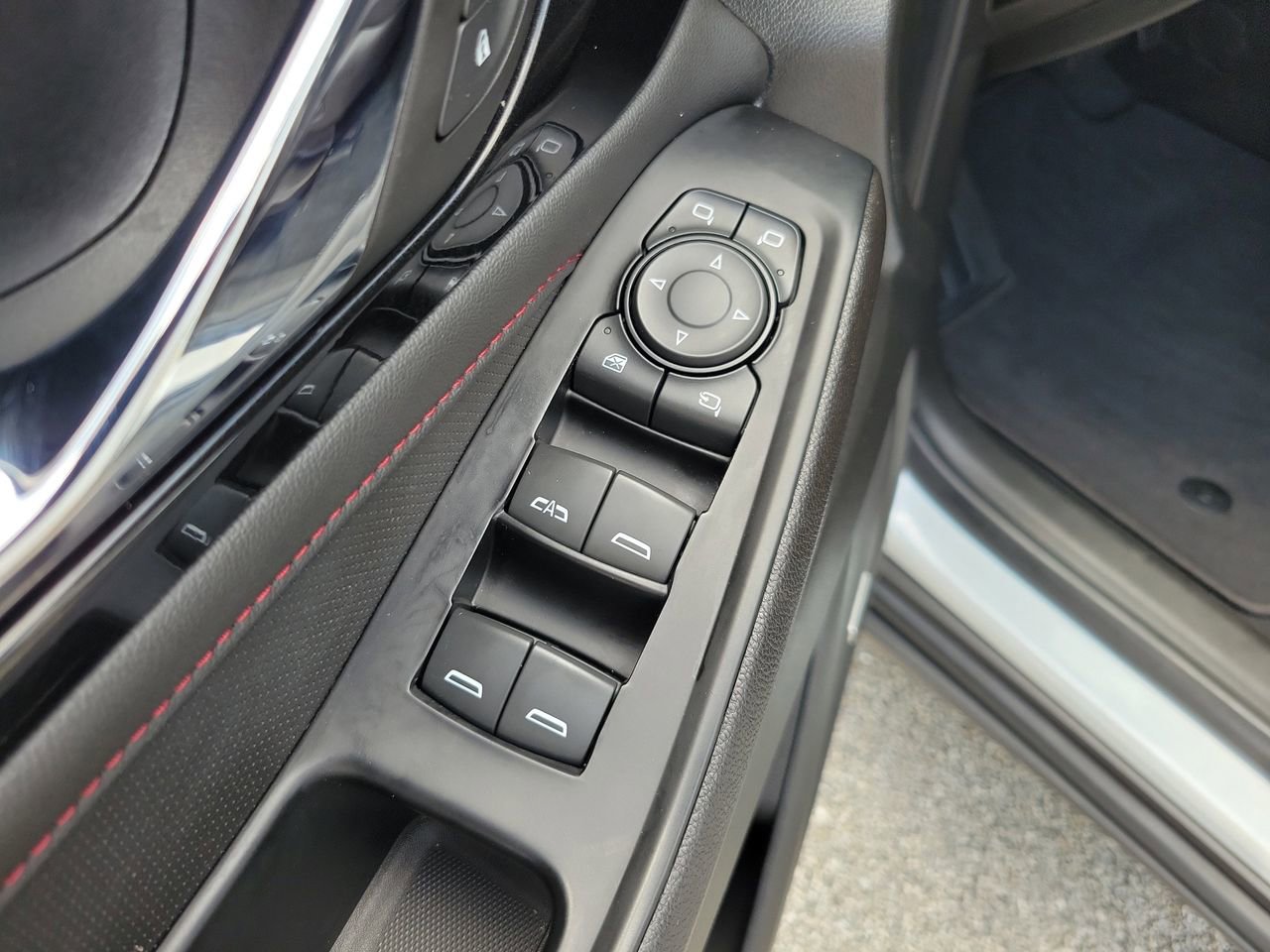 Used 2023 Chevrolet Traverse RS FWD image 15