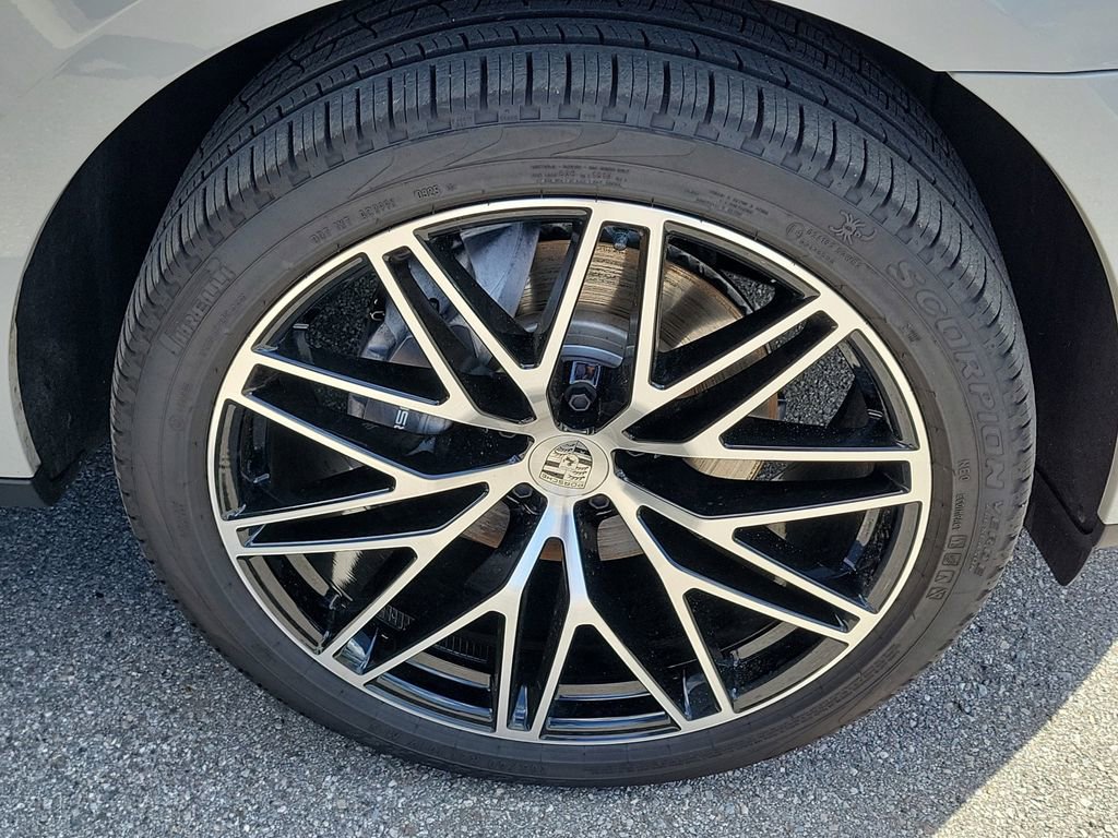 Certified 2025 Porsche Macan image 13