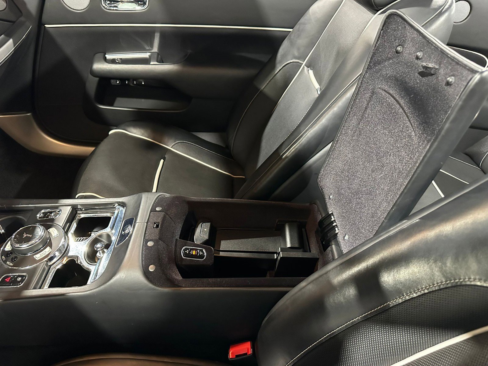 Used 2019 Rolls-Royce Dawn image 19