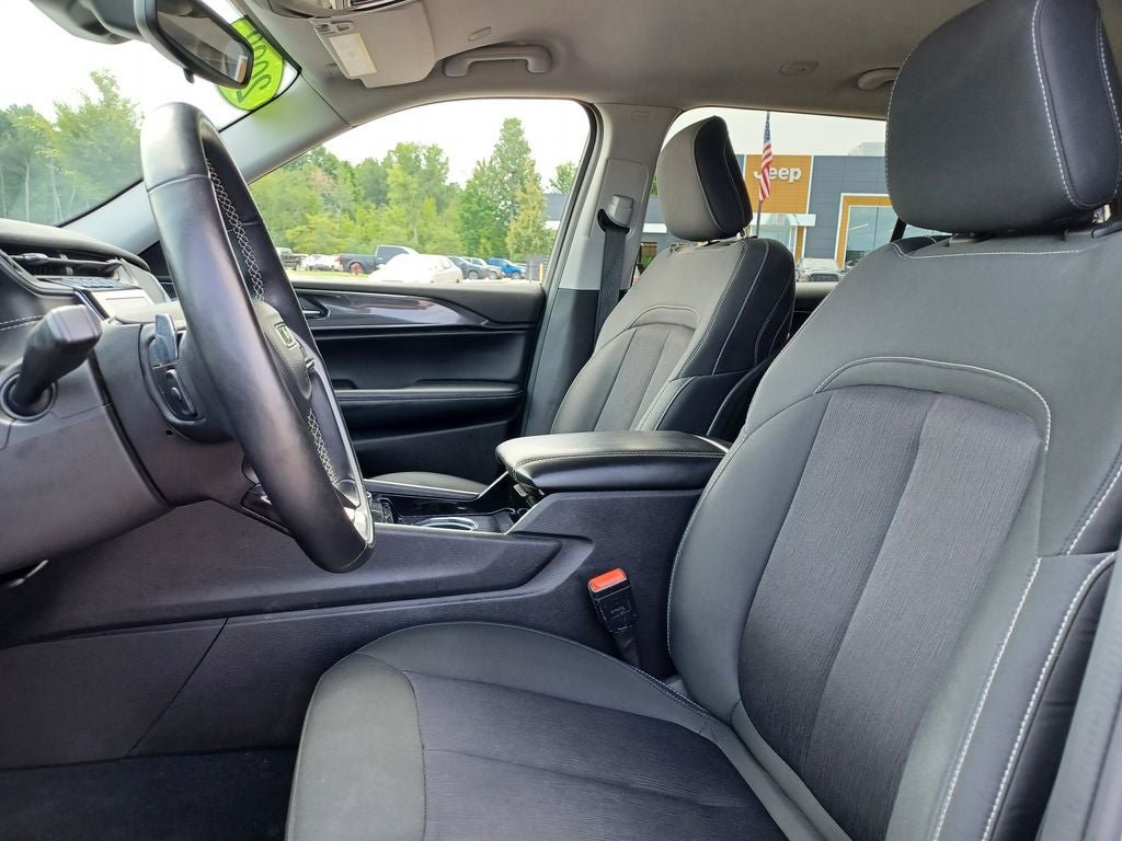 Used 2022 Jeep Grand Cherokee L Laredo w/ Luxury Tech Group I AWD/4WD image 5