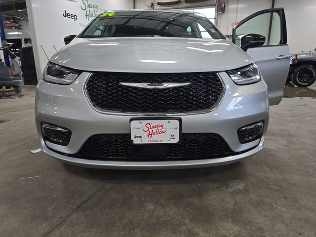 Used 2024 Chrysler Pacifica Touring-L image 15