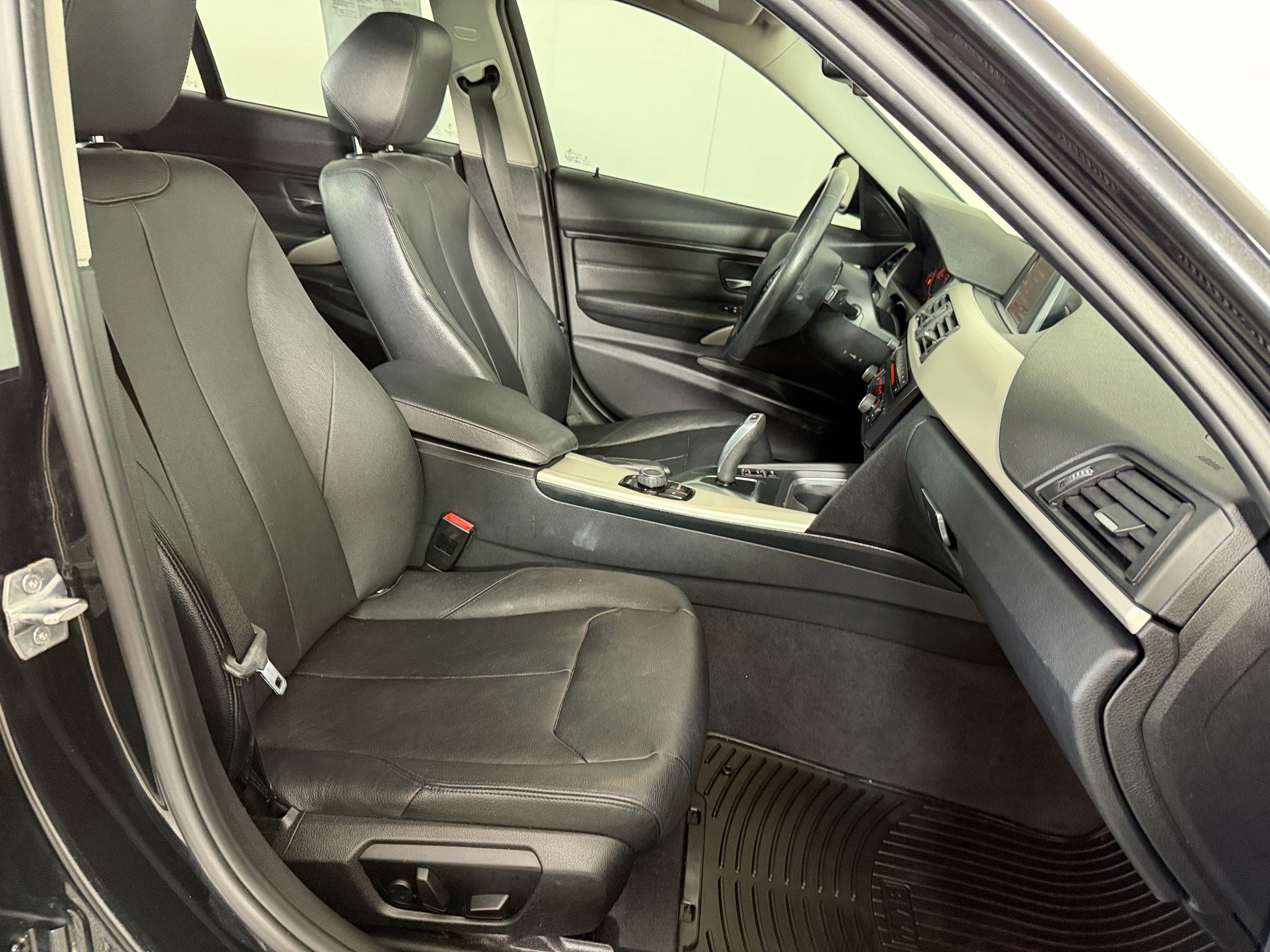 Used 2014 BMW 320i xDrive Sedan AWD/4WD image 22