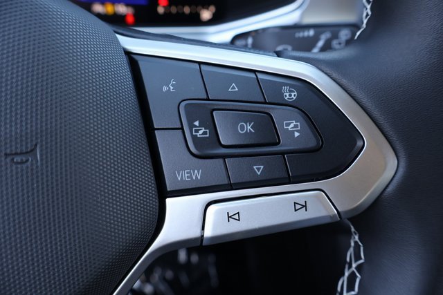Certified 2025 Volkswagen Taos SE image 20