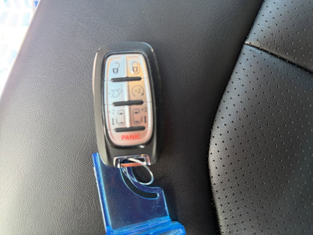 Certified 2024 Chrysler Pacifica Touring-L image 34