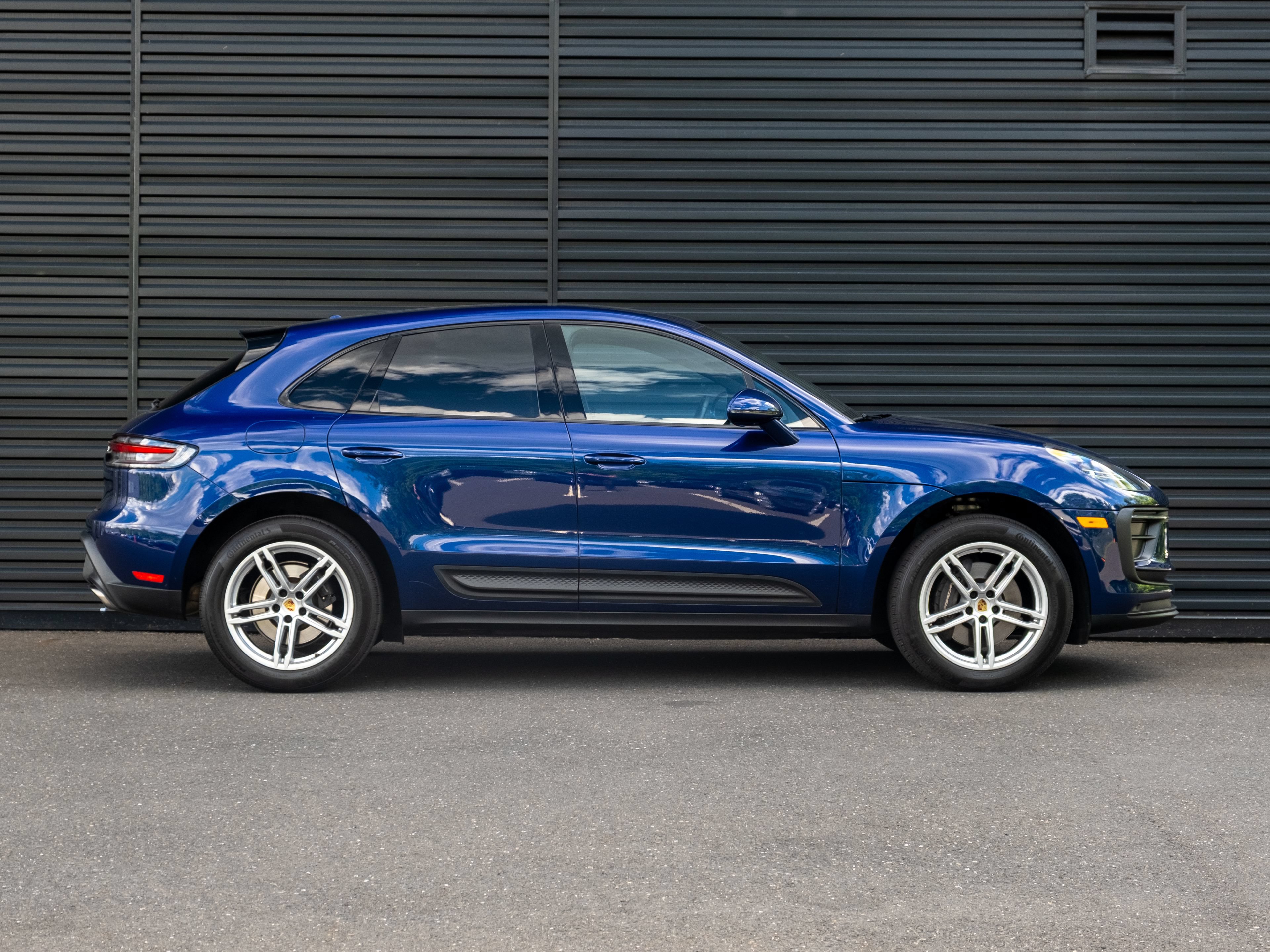 Certified 2024 Porsche Macan AWD/4WD image 9