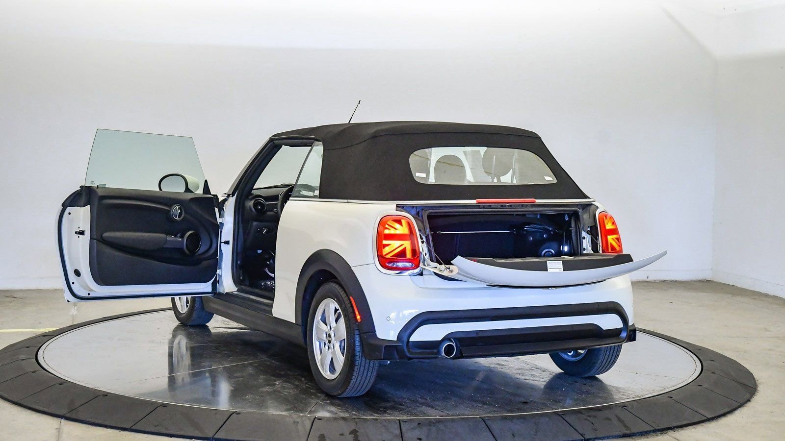 Used 2022 MINI Cooper Convertible image 26