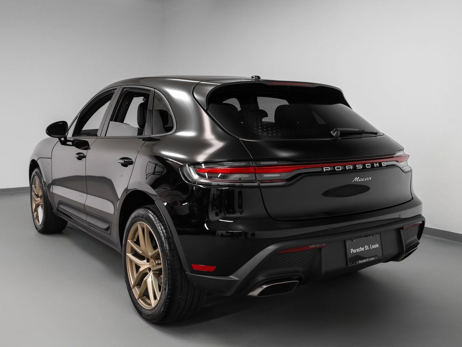Certified 2025 Porsche Macan image 3