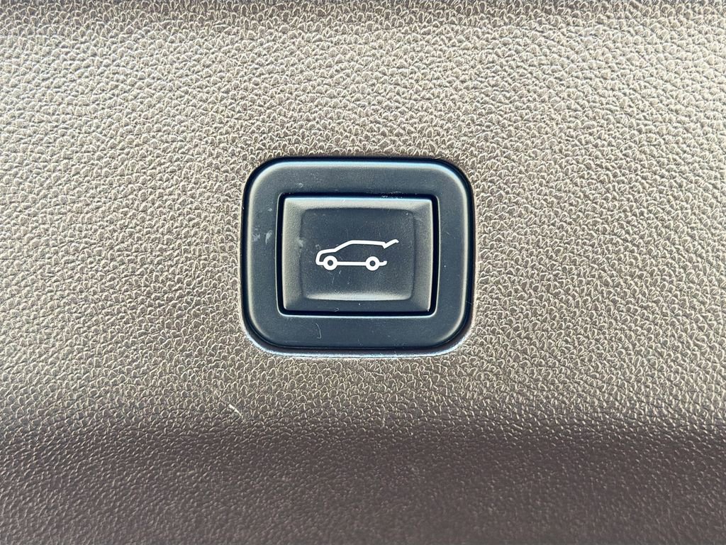 Used 2024 GMC Yukon SLT image 13