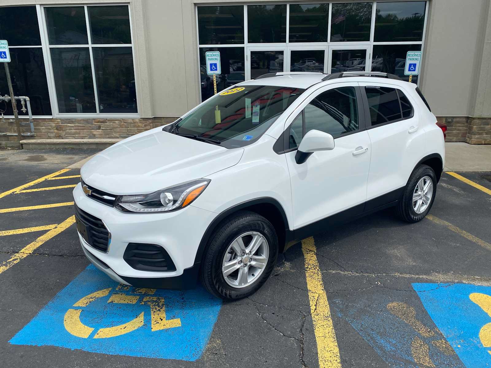 Used 2022 Chevrolet Trax LT w/ LT Convenience Package AWD/4WD image 2