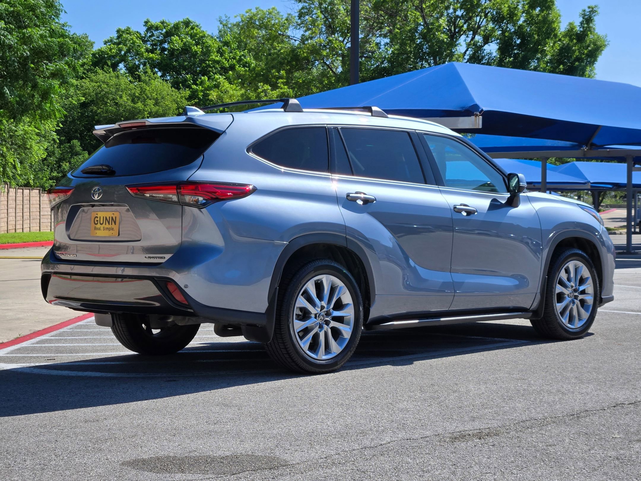 Used 2020 Toyota Highlander Limited FWD image 3