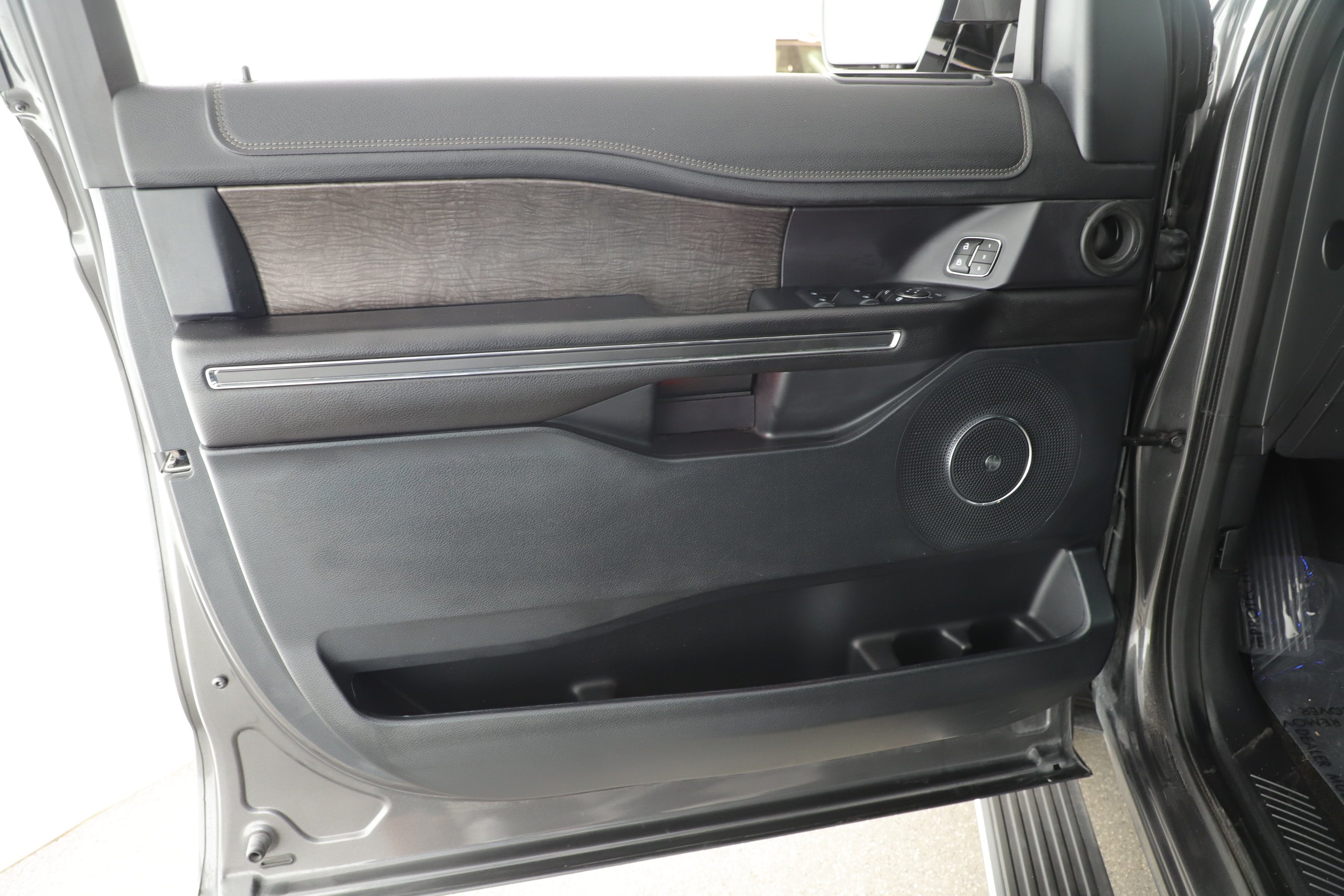 Used 2018 Ford Expedition Limited w/ Equipment Group 302A AWD/4WD image 8