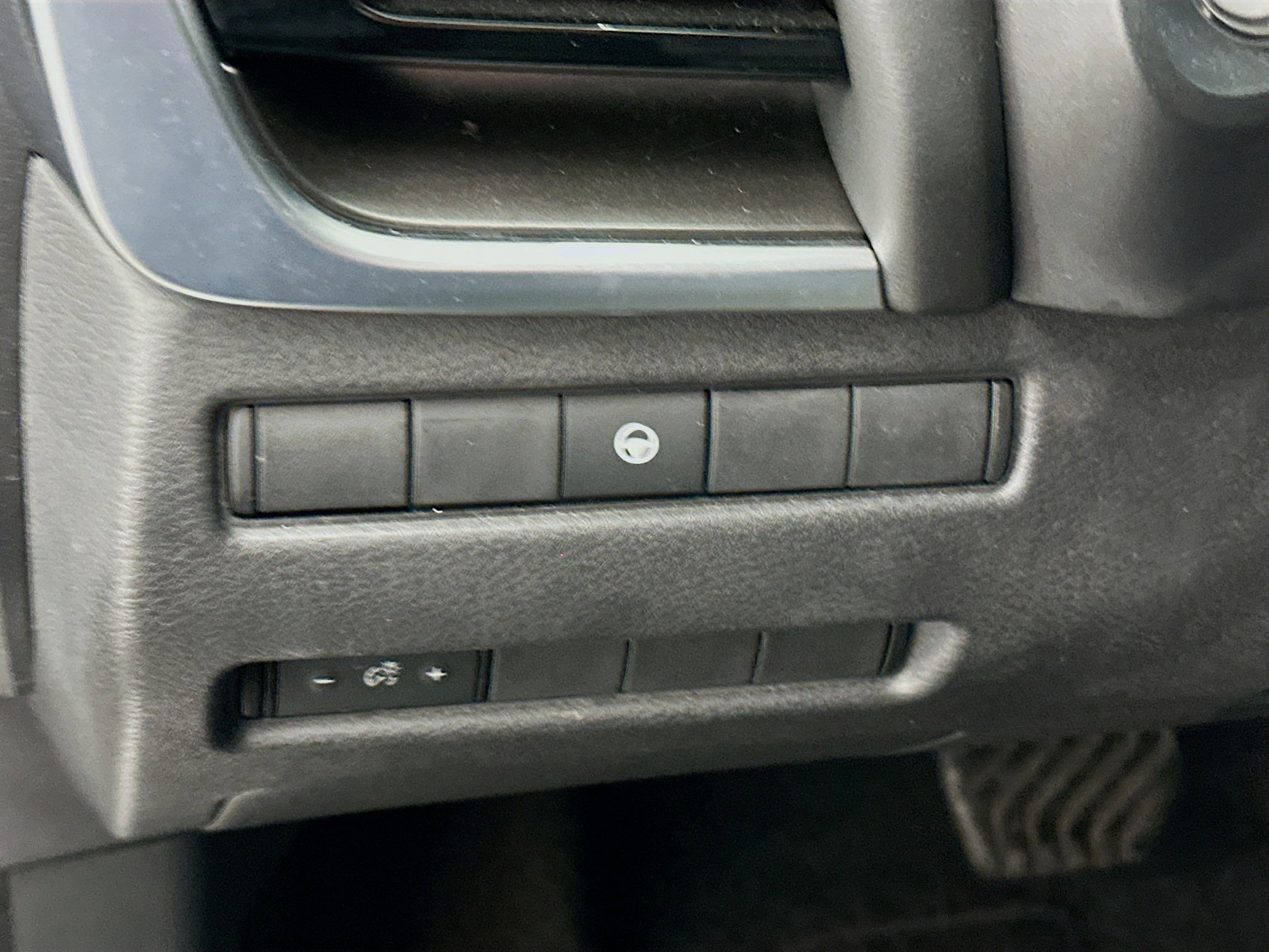 Used 2023 Nissan Rogue SV AWD/4WD image 17