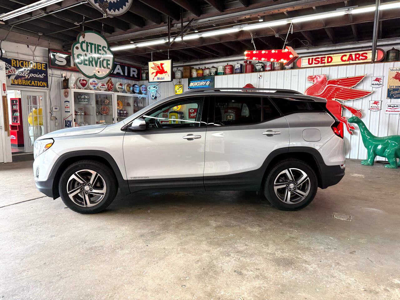 Used 2020 GMC Terrain SLT image 2