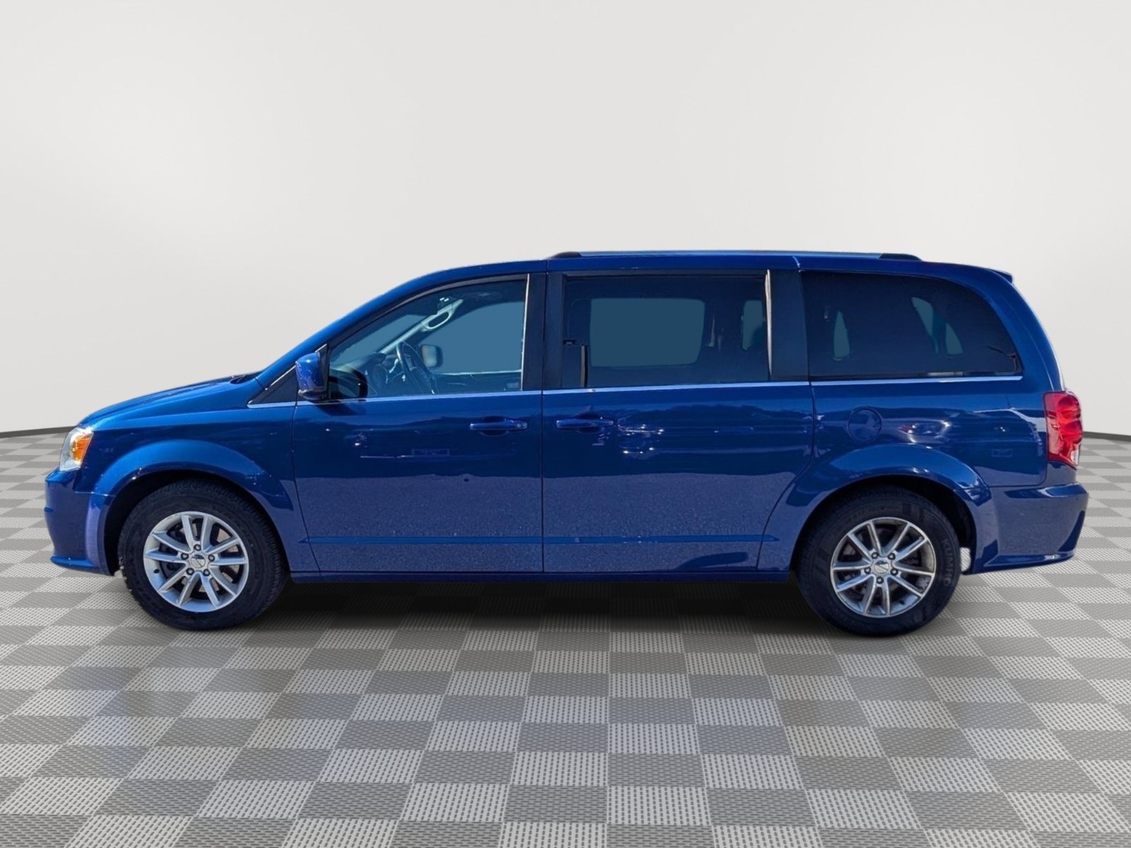 Used 2020 Dodge Grand Caravan SXT FWD image 2