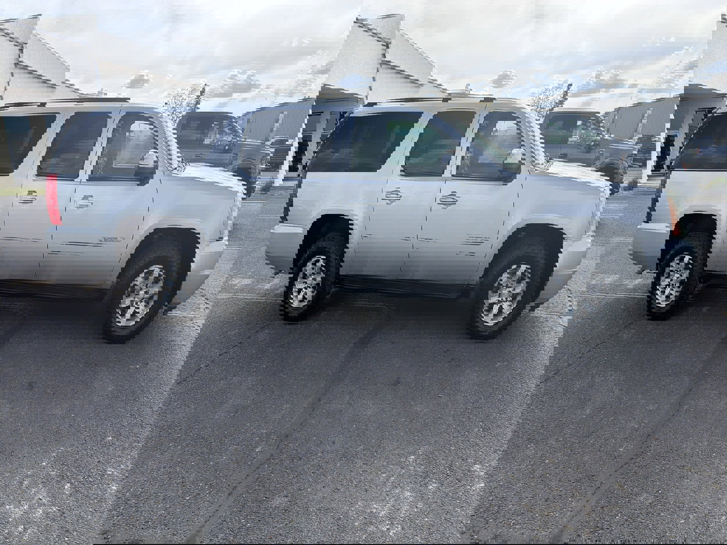 Used 2011 GMC Yukon XL SLE image 4