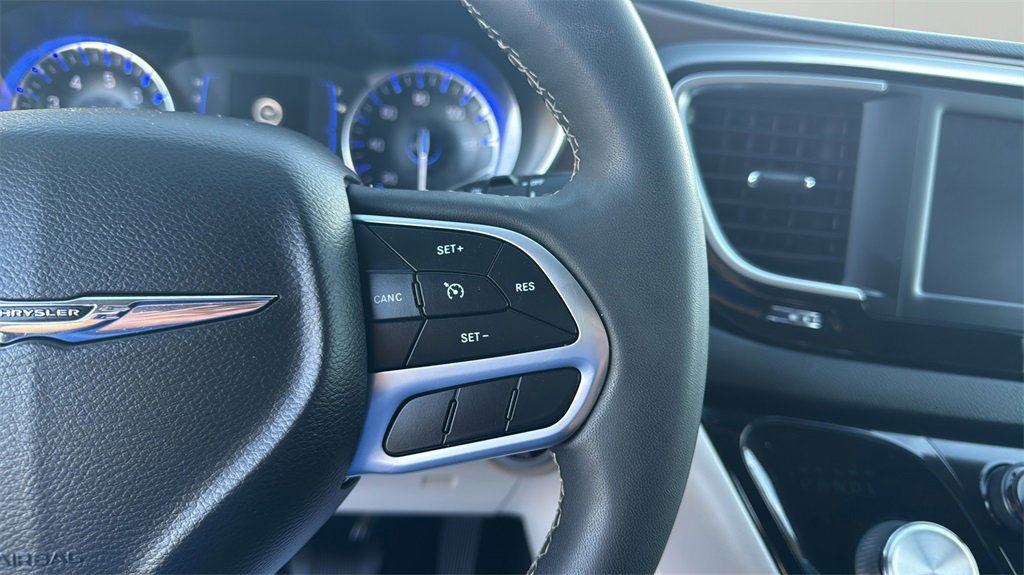 Used 2022 Chrysler Voyager LX image 25