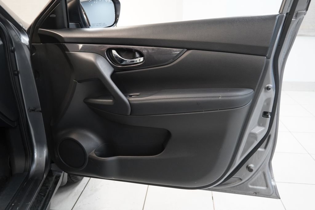 Used 2017 Nissan Rogue SV w/ SV Premium Package AWD/4WD image 31