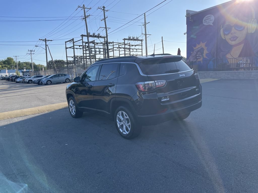 Used 2024 Jeep Compass Latitude AWD/4WD image 3