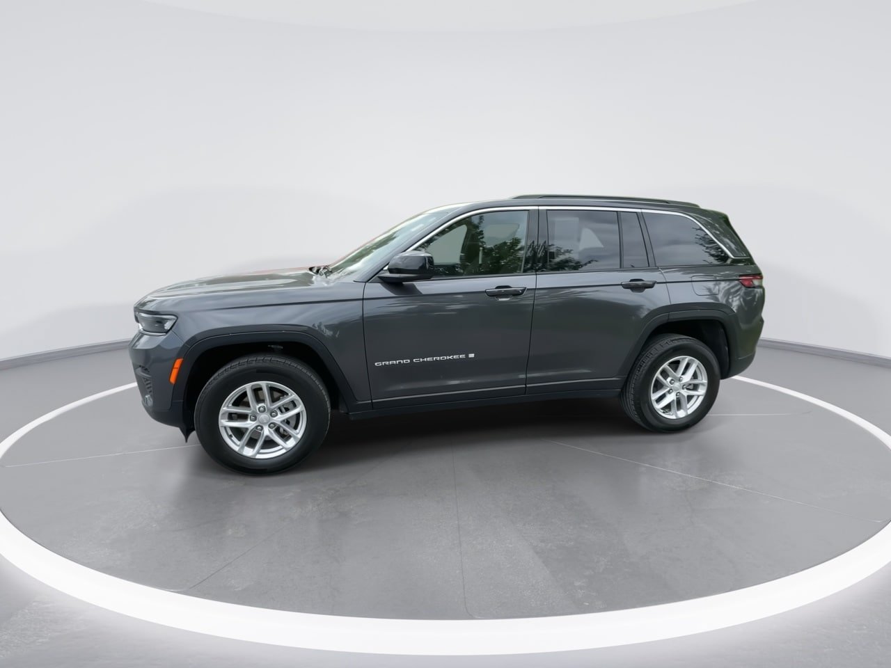 Used 2025 Jeep Grand Cherokee Laredo X AWD/4WD image 9