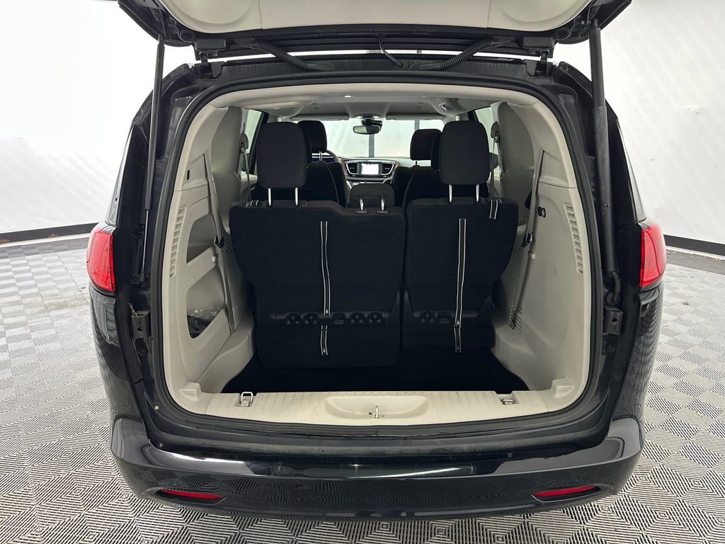 Used 2024 Chrysler Voyager LX image 20