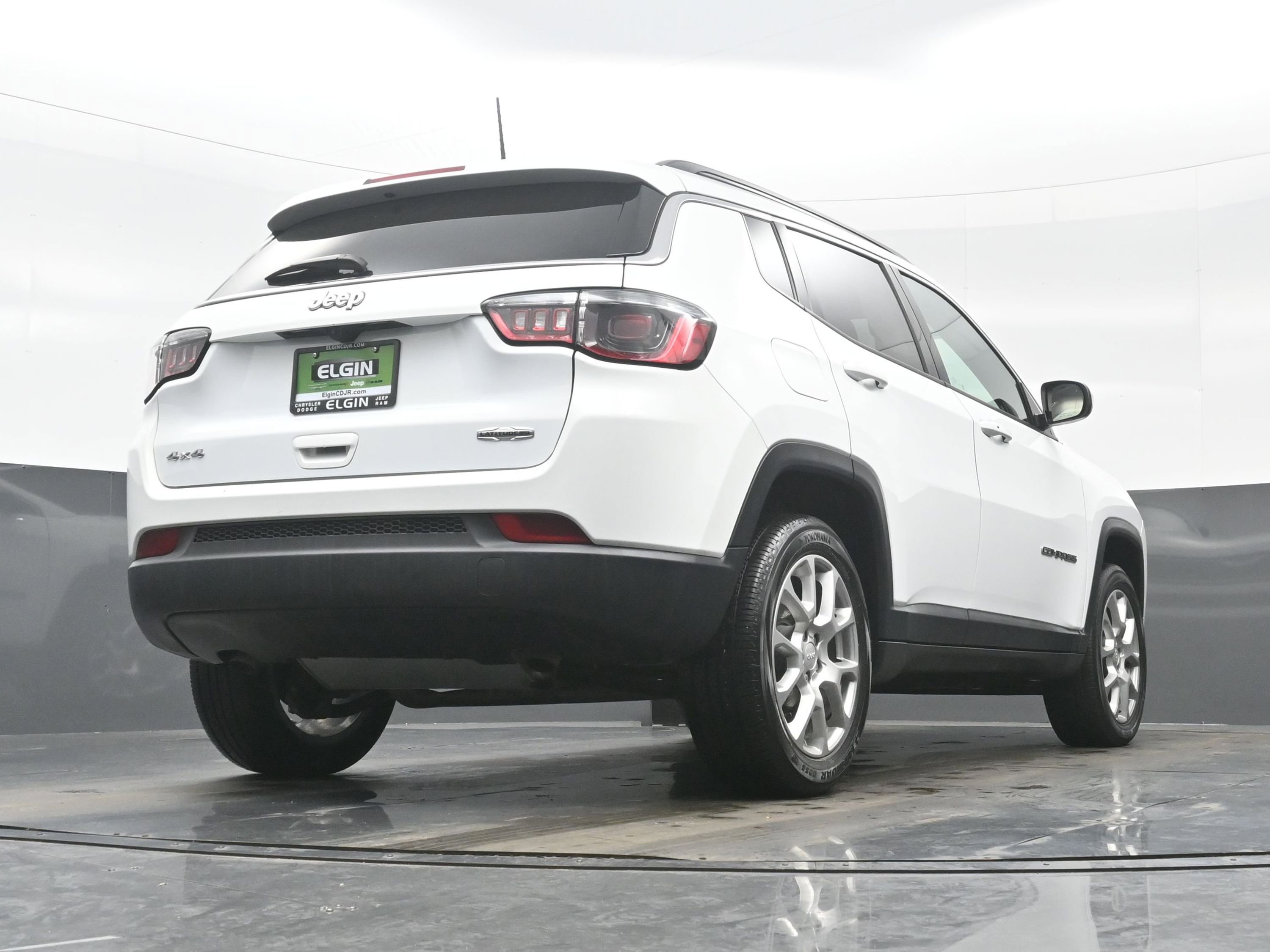Used 2023 Jeep Compass Latitude image 30