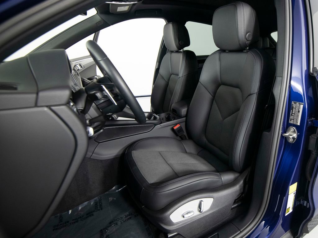 Certified 2025 Porsche Macan image 5
