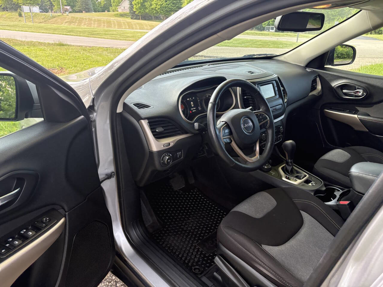 Used 2018 Jeep Cherokee Latitude w/ Cold Weather Group AWD/4WD image 11