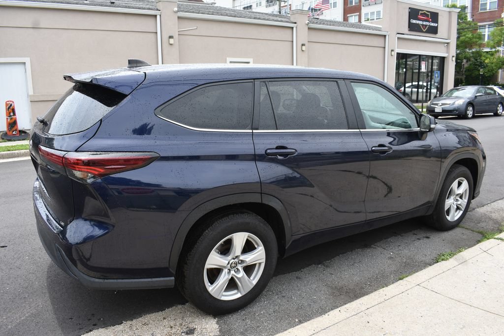 Used 2025 Toyota Highlander LE FWD image 5