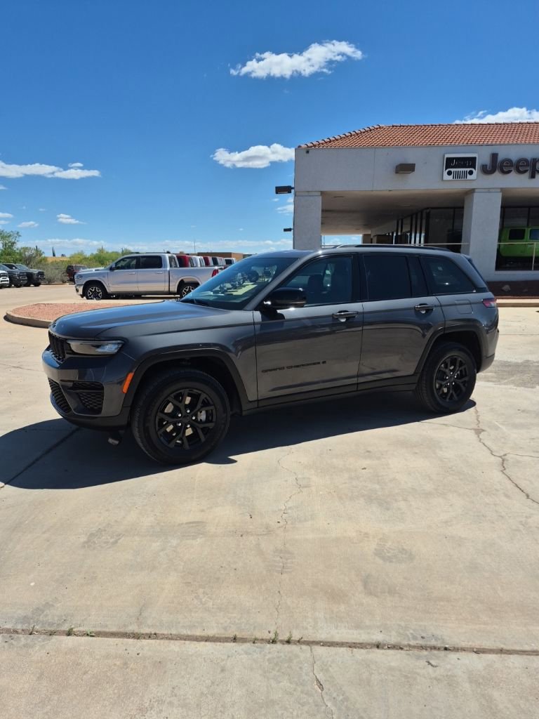 Used 2025 Jeep Grand Cherokee Altitude image 1