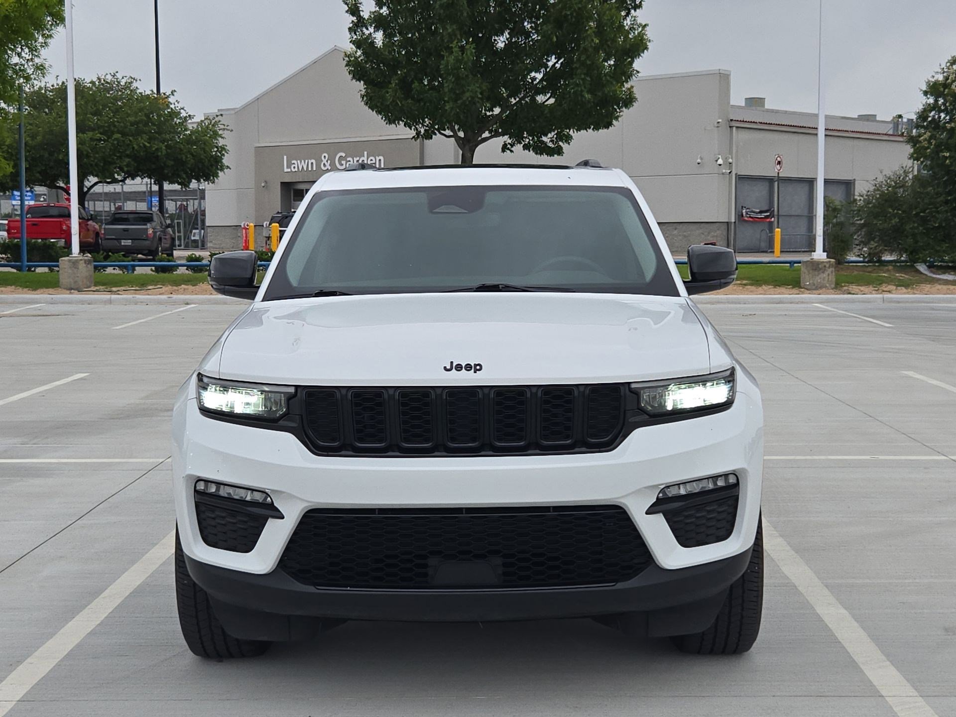 Used 2023 Jeep Grand Cherokee Limited w/ Black Appearance Package AWD/4WD image 9
