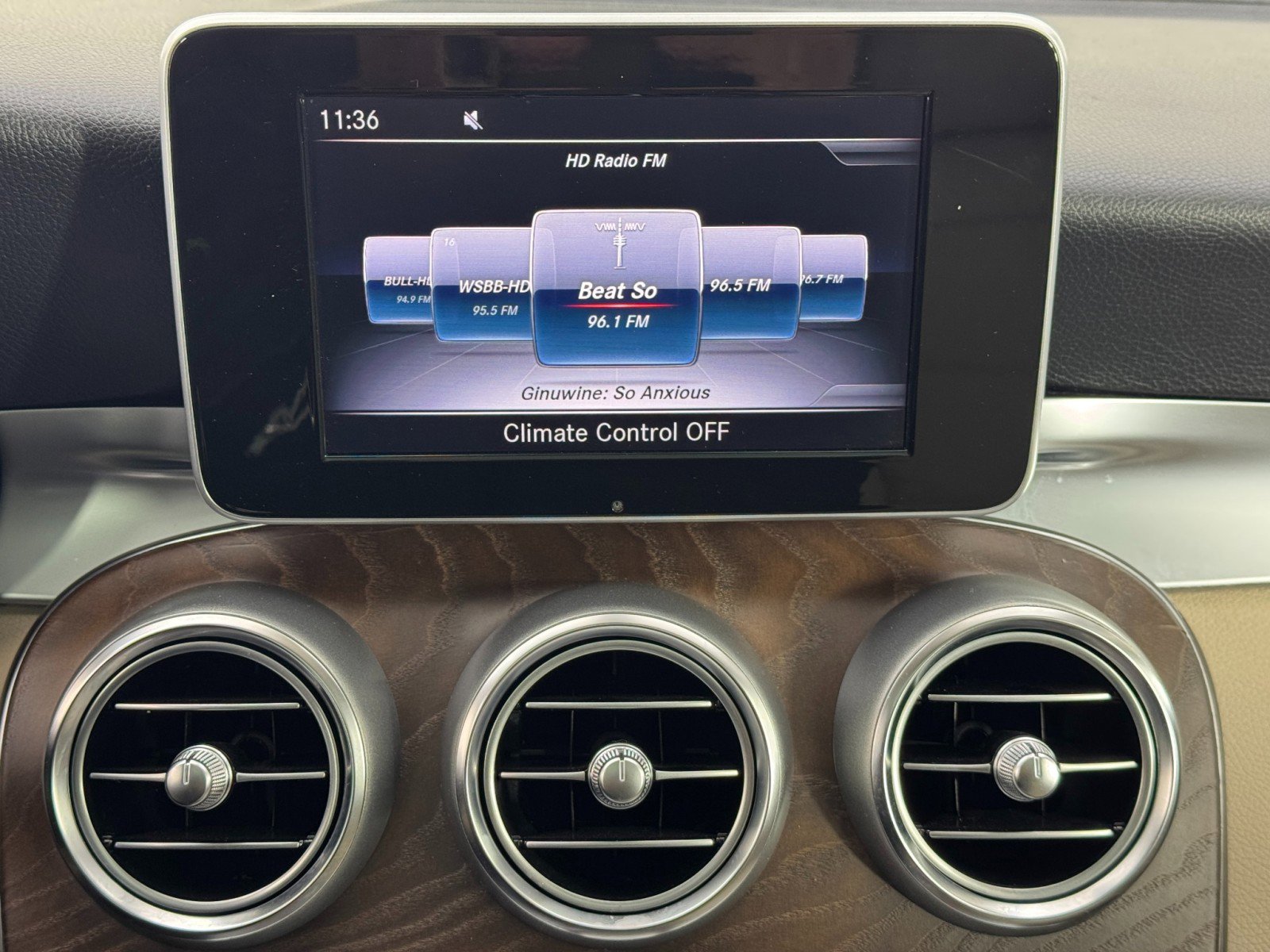 Used 2019 Mercedes-Benz GLC 350e 4MATIC w/ Premium Package image 25