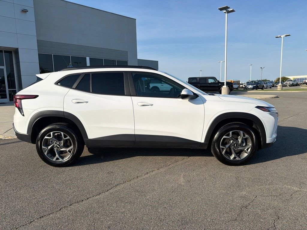 Used 2025 Chevrolet Trax LT FWD image 2