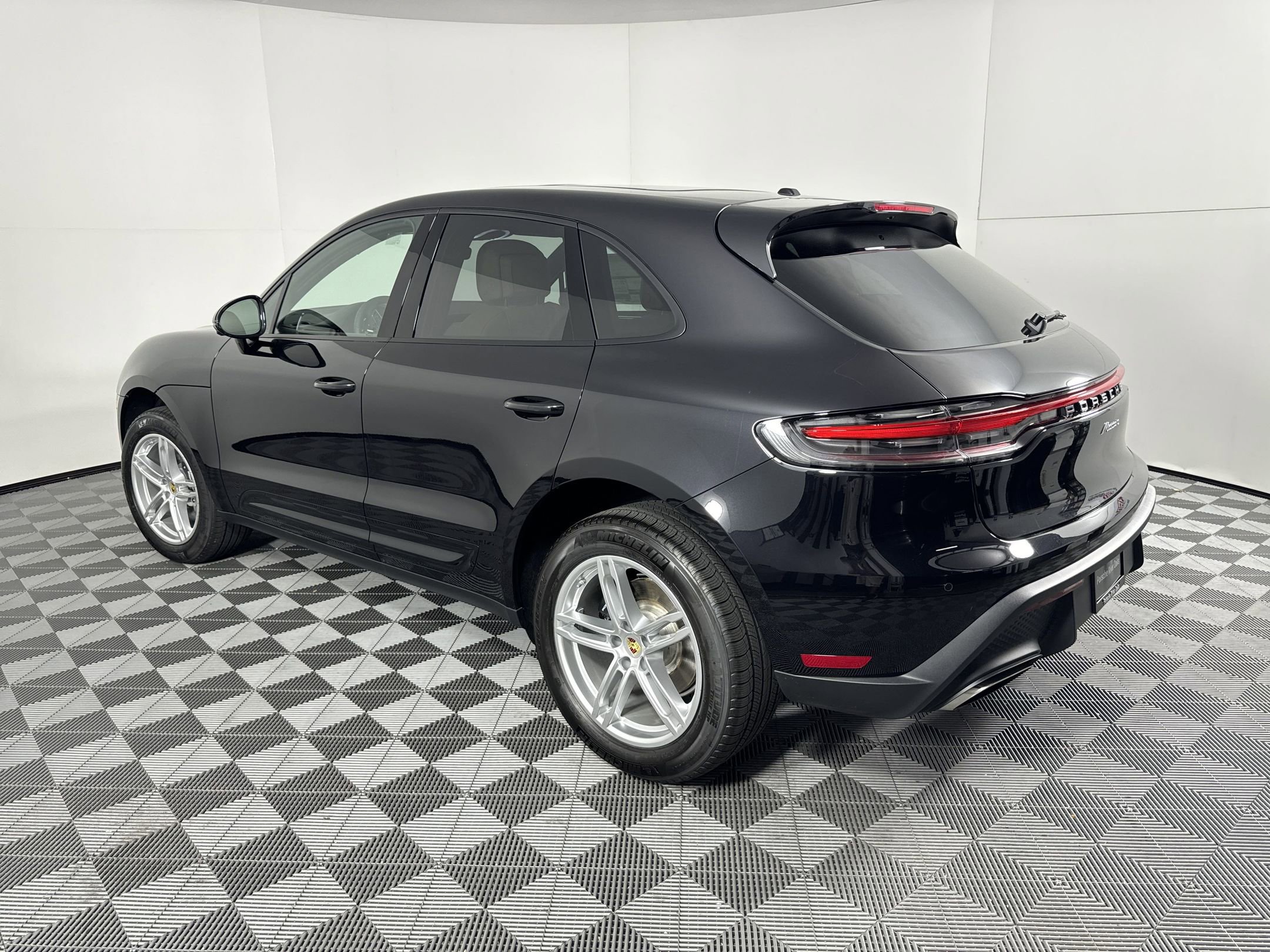 Certified 2025 Porsche Macan image 3