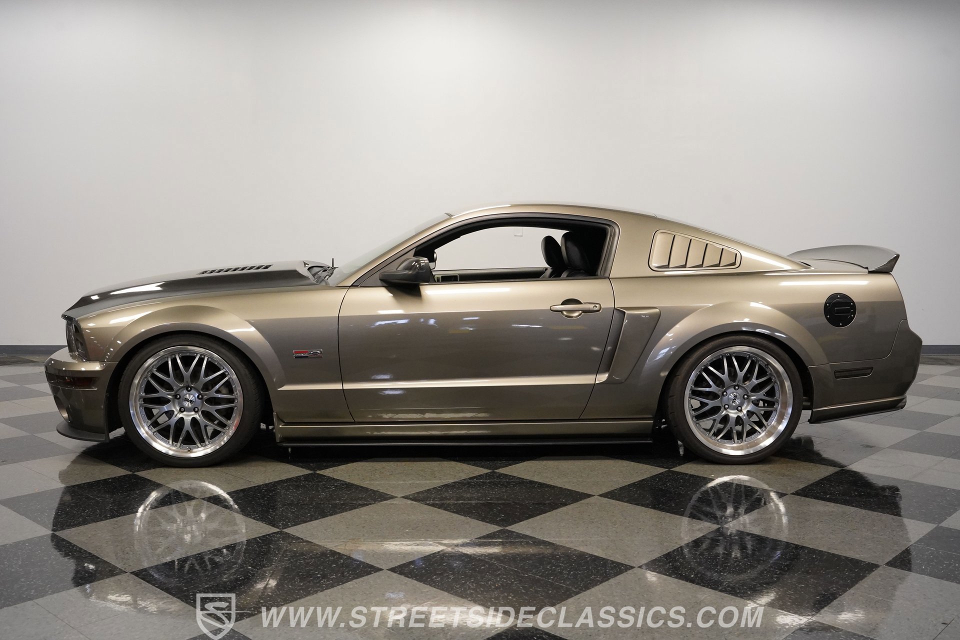 Used 2005 Ford Mustang GT RWD image 2