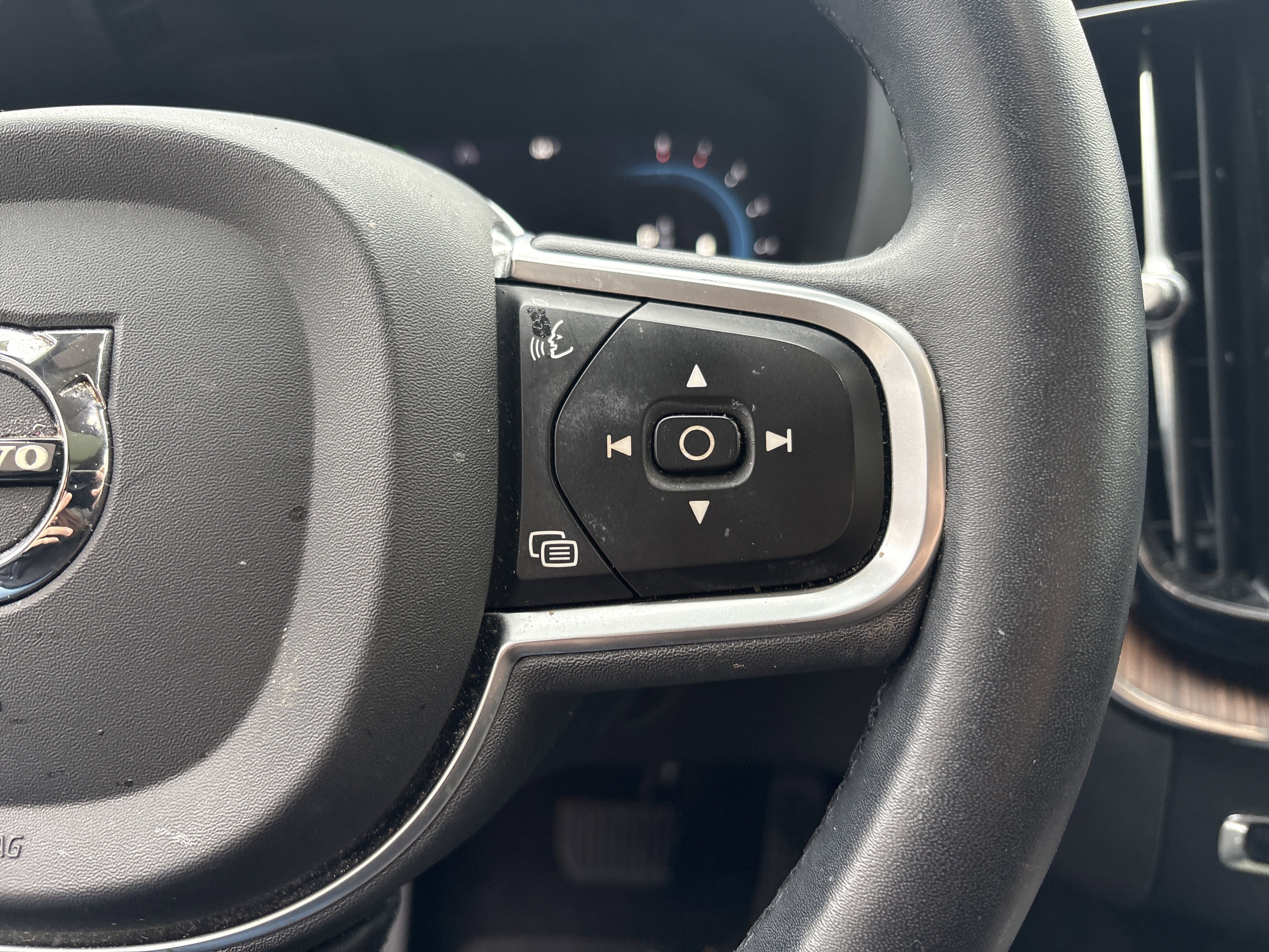 Used 2022 Volvo XC60 B5 Momentum w/ Climate Package image 16