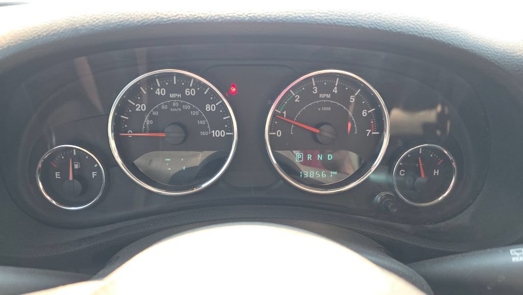 Used 2015 Jeep Wrangler Unlimited Rubicon w/ Connectivity Group AWD/4WD image 17