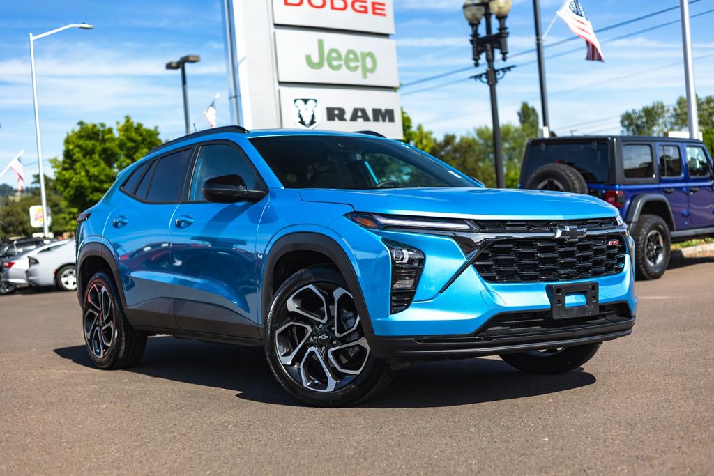 Used 2025 Chevrolet Trax RS w/ Sunroof Package FWD image 1