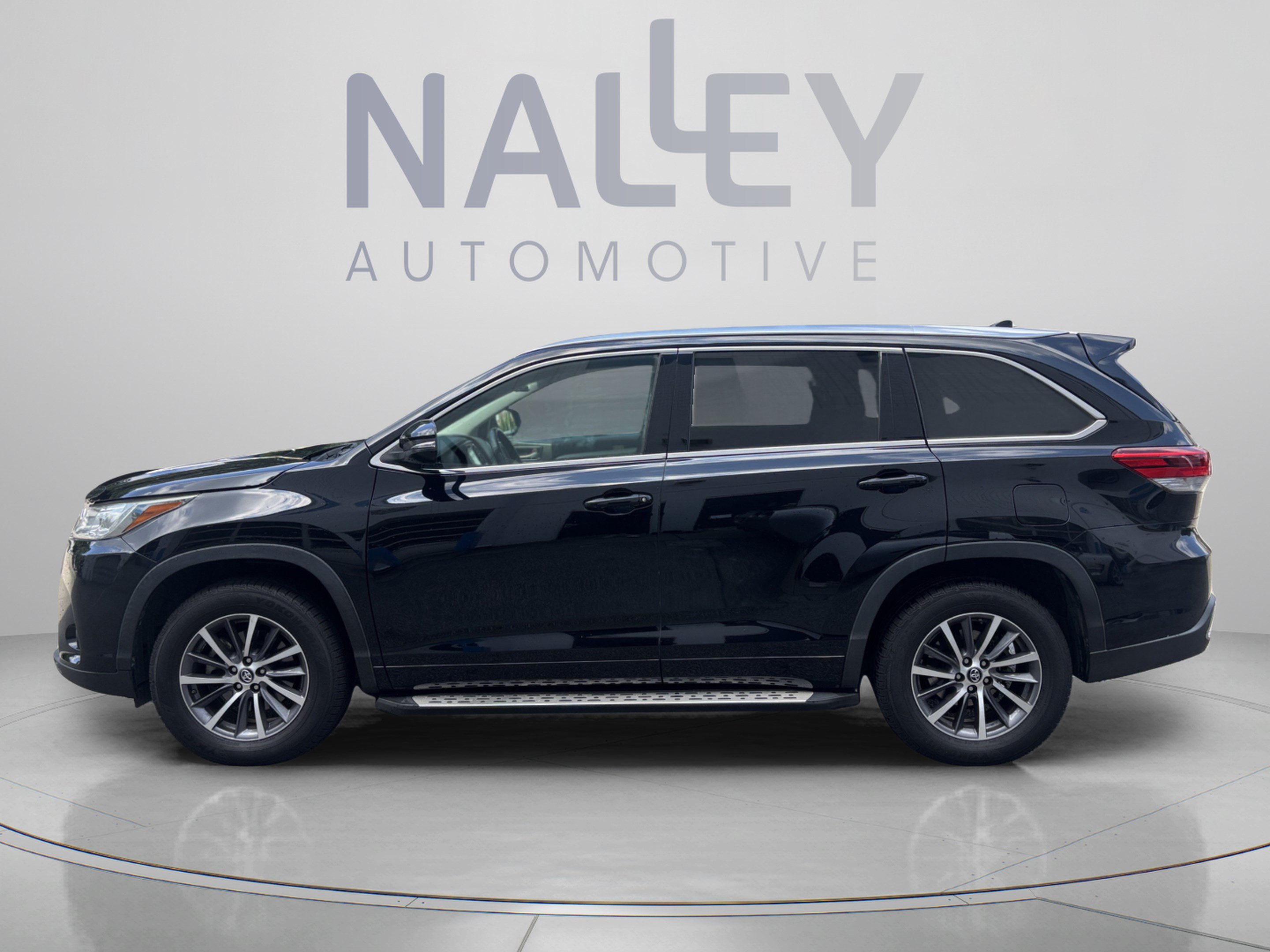 Used 2017 Toyota Highlander XLE FWD image 2